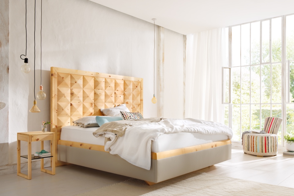 Doppelbett in Zirbenholz, Seiten gepolstert, Komforthöhe